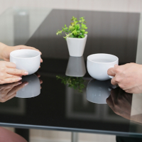 喫茶店でお見合いをしている二人の画像です。お茶を片手に落ち着いた雰囲気です。