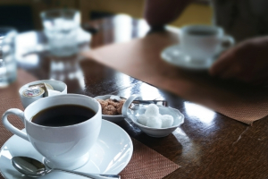 プチお見合いの場所のイメージ画像です。喫茶店のテーブルにコーヒーが置かれています。